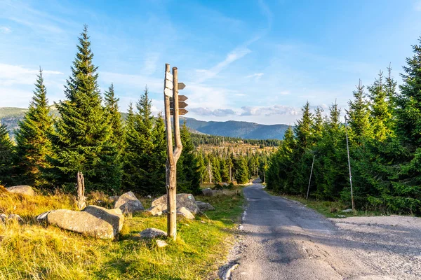 Toeristische Wegwijzer in het midden van berglandschap, Reuzengebergte, Reuzengebergte, Tsjechië — Stockfoto