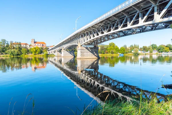 Pont Tyrs au-dessus de la rivière Labe à Litomerice par une journée ensoleillée d'été, République tchèque — Photo