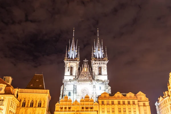 Två gotiska torn av kyrkan av Our Lady innan Tyn vid gamla stadens torg på kvällen. Prag, Tjeckien — Stockfoto