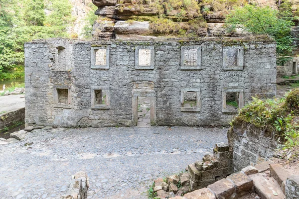 Ruinerna av Dolsky Mill, Dolsky mlyn, vid floden Kamenice i böhmiska Schweiz National Park, Tjeckien — Stockfoto