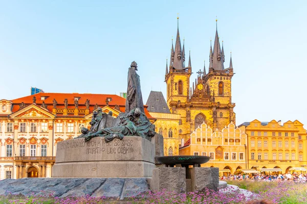 Jan Hus Monumento e Igreja de Nossa Senhora antes de Tyn na Praça da Cidade Velha, Praga, República Checa — Fotografia de Stock