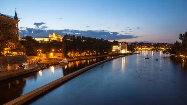 Hradcany Abendpanorama mit Prager Burg, Karlsbrücke und Moldau, Prag, Tschechische Republik — Stockfoto
