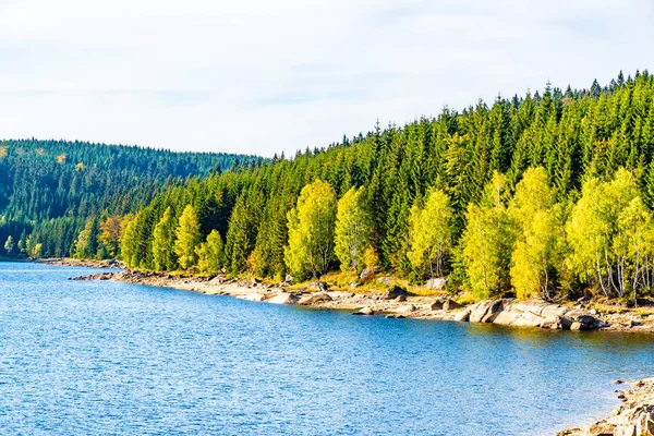 Zbiornik wodny Góra Josefuv Dul, aka Josefodolska Dam, Góry Izerskie, Czechy. Słoneczny letni dzień — Zdjęcie stockowe