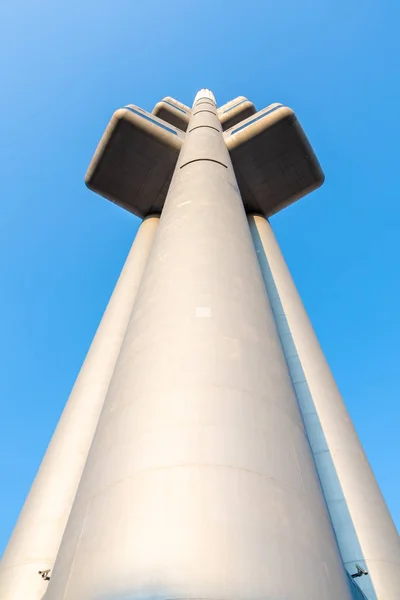 ジシュカ テレビ塔、チェコ共和国のプラハで。底面図 — ストック写真