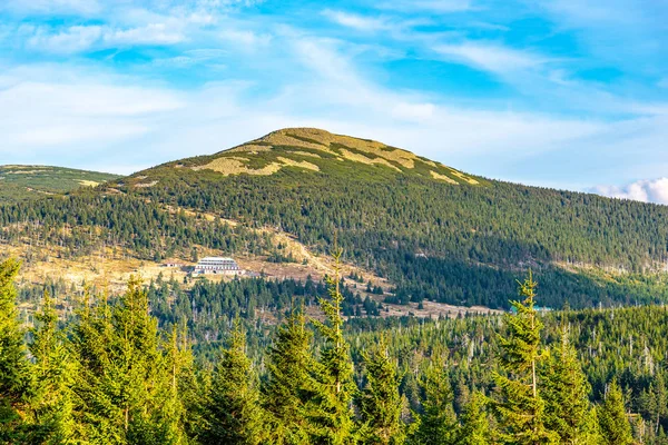 Groene boslandschap met Maly Sisak berg en berg hutten, Reuzengebergte, Reuzengebergte, Tsjechië — Stockfoto