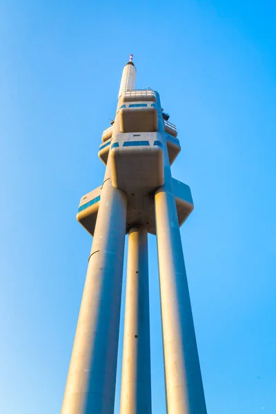 PRAGUE, REPÚBLICA CHECA - 17 de agosto de 2018: Zizkov Television Tower em Praga, República Tcheca. Vista inferior . — Fotografia de Stock