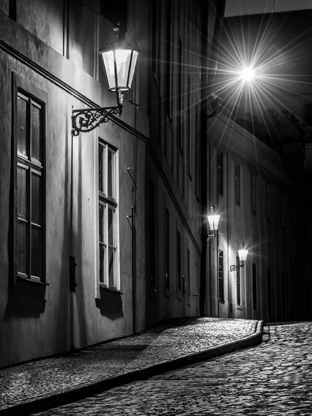 Szűk macskaköves street, Old Town, Prága, Cseh Köztársaság utcai lámpák világítják — Stock Fotó