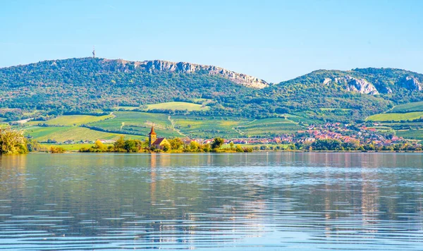 Palava Hills above Nove Mlyny Reservoir on sunny summer day. Palava Protected Landscape Area, Southern Moravia, Czech Republic — Stock Photo, Image