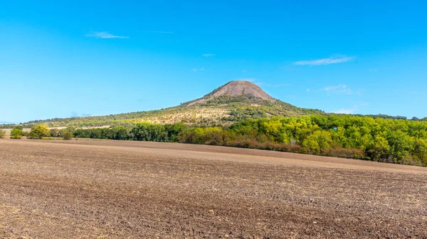 Oblik hill in the middle of Ceske Stredohori, aka Central Bohemian Highlands. Landscape with typical spiky hills of volcanic origin, Czech Republic — Stock Photo, Image