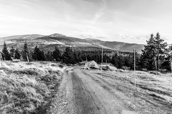 Ruta turística en medio del paisaje montañoso, Montañas gigantes, Krkonose, República Checa — Foto de Stock