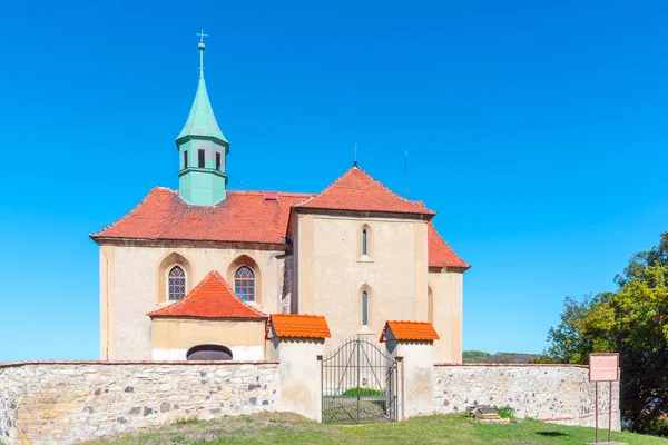 Pequena igreja gótica rural de St James em Bedrichuv Svetec perto de Most, República Checa — Fotografia de Stock