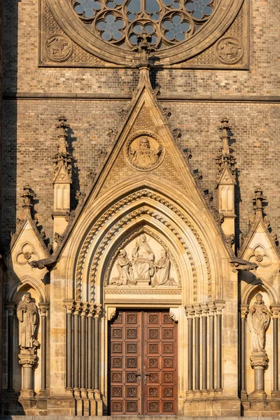 Главные ворота и фасад церкви Святой Людмилы на площади Мира, он же Наместники Мира, в городе Огюсте, Чехия — стоковое фото