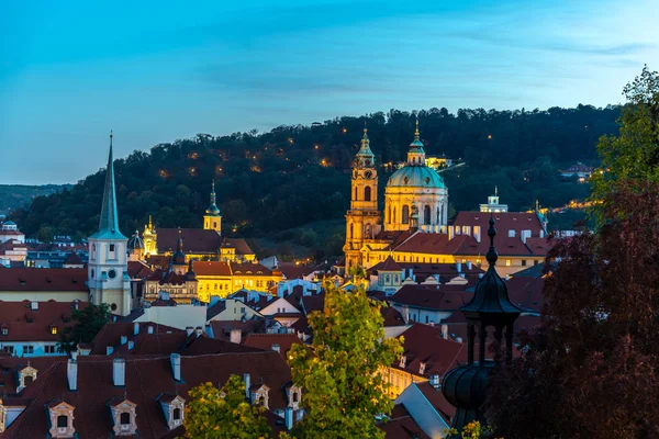 St Nicholas Church in de Mala Strana, Mala Strana district, in de avond, Prague, Tsjechië — Stockfoto