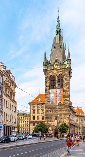 PRAGUE, REPÚBLICA CHECA - 28 de agosto de 2018: St Henry Tower, Czech: Jindrisska Vez. O campanário mais alto de Praga, República Checa . — Fotografia de Stock