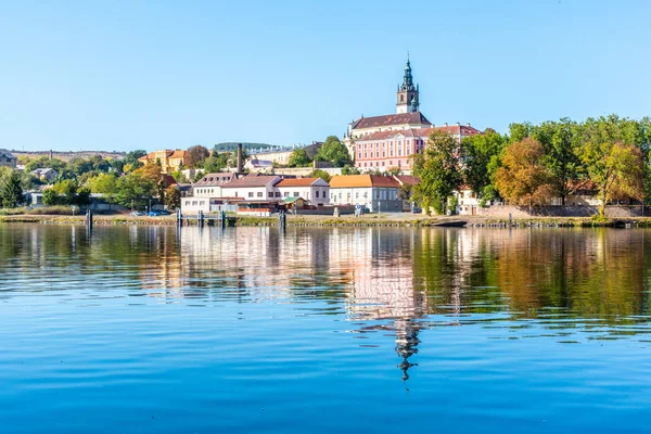 Paesaggio urbano panoramico di Litomerice riflesso nel fiume Labe, Repubblica Ceca — Foto Stock