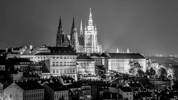 Prager Burgpanorama bei Nacht, Prag, Tschechische Republik. — Stockfoto