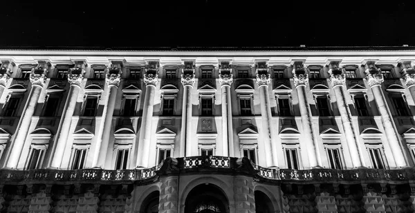 Vista frontale del palazzo Cernin illuminato di notte, sede del Ministero degli Affari Esteri, Praga, Repubblica Ceca — Foto Stock