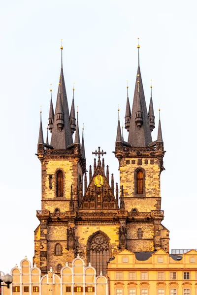 Church of Our Lady voor Tyn at Old Town square is Tsjechische: Staromestske namesti, in Praag, Tsjechië — Stockfoto