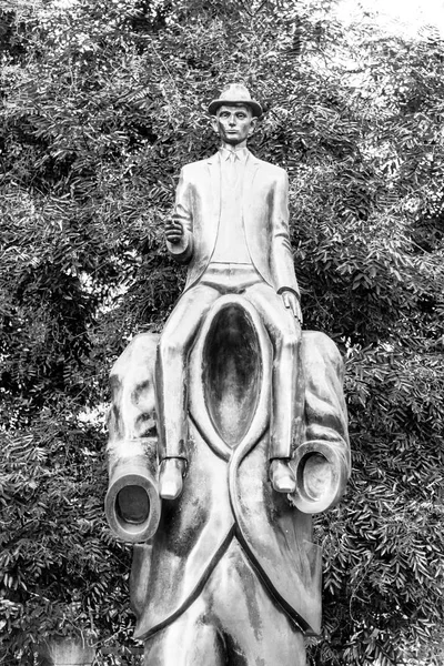 PRAGUE, REPÚBLICA CHECA - 17 de outubro de 2018: Memorial de Franz Kafka. Escultura incomum no bairro judaico, Praga, República Checa . — Fotografia de Stock