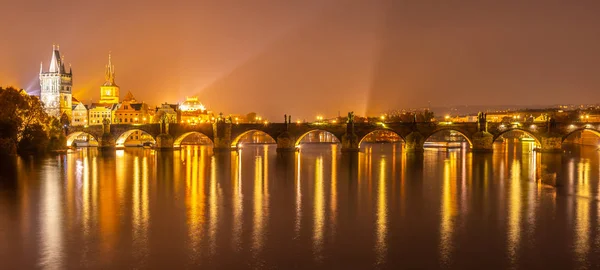 Moldau und Karlsbrücke mit Altstadtturm bei Nacht, Prag, Tschechien. UNESCO-Weltkulturerbe — Stockfoto