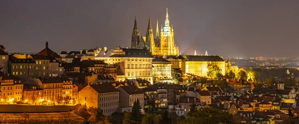 Castillo de Praga panorama por la noche, Praga, República Checa . —  Fotos de Stock