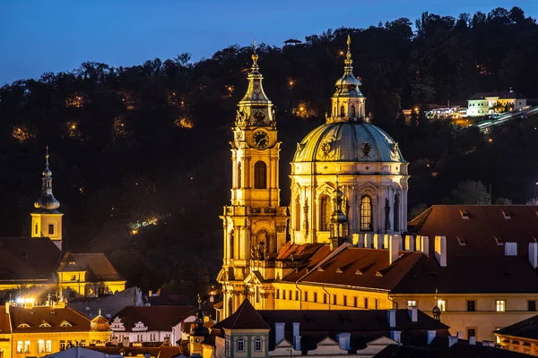 St Nicholas Church in Mala Strana, Lesser Town district, in the evening, Prague, Czech Republic — Stock Photo, Image