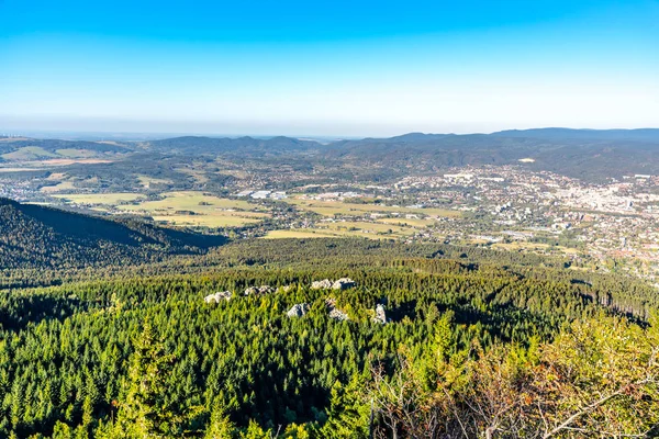 Letecký pohled na město Liberec a Jizerské hory z hory Ještěd slunečného letního večera. Česká republika — Stock fotografie