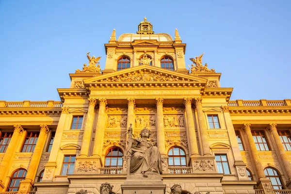 Gedetailleerde weergave van het Tsjechische nationale Museum in Praag, Tsjechië — Stockfoto