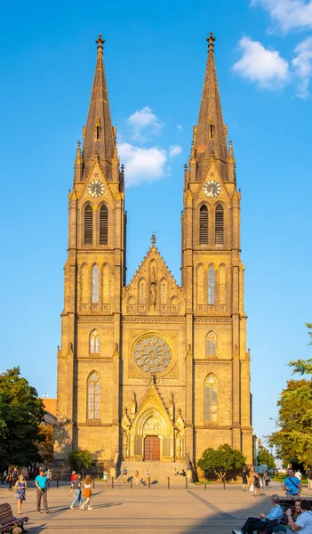 プラハ, チェコ共和国 - 2018 年 8 月 17 日: 平和の広場、別名ミール、プラハ、チェコ共和国での聖リュドミラの教会 — ストック写真