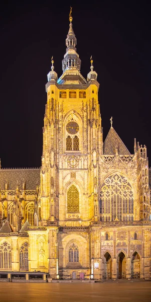 St. Vitus Cathedral in Praagse burcht door de nacht, Prague, Tsjechië — Stockfoto