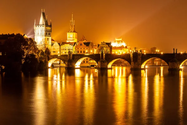 Vltavu a Karlův most s Old Town Bridge Tower v noci, Praha, Česko. Světového dědictví UNESCO — Stock fotografie