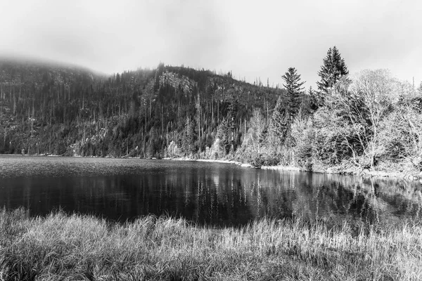 Plesne Lake e Plechy Mountain no outono. Sumava National Park, República Checa — Fotografia de Stock