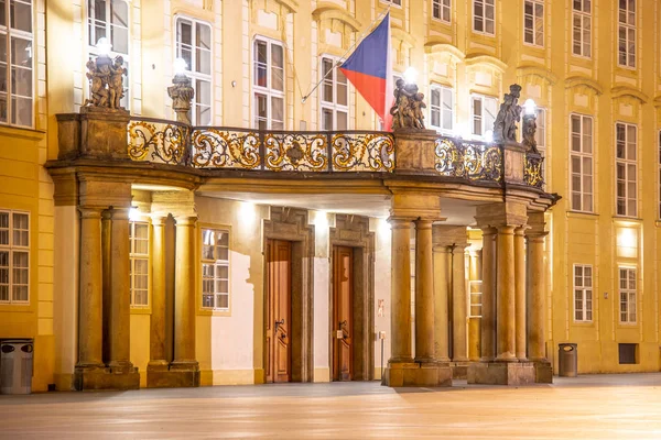 Drzwi wejściowe z balkonem do archiwum Zamku Praskiego na trzecim dziedzińcu przez noc, Praga, Republika Czeska — Zdjęcie stockowe
