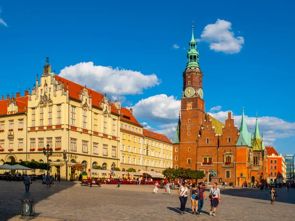 Wroclaw, Lengyelország - Circa 2014: Fő tér és a városháza, Wroclaw, Lengyelország — Stock Fotó
