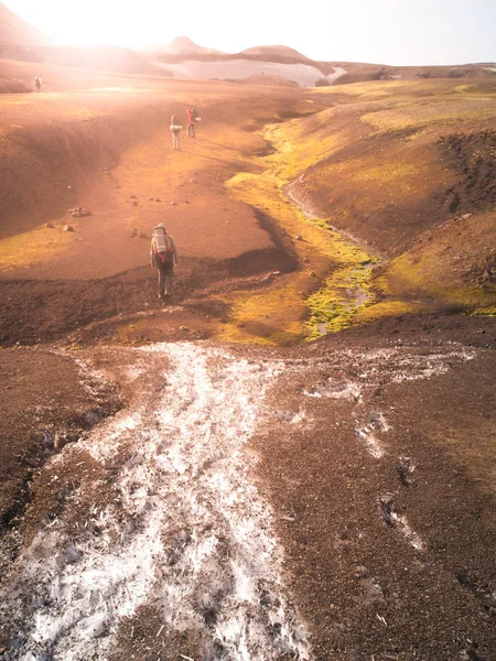 Grupo de excursionistas subiendo por el sendero en Landmannalaugar, Laugavegur trek, Islandia —  Fotos de Stock