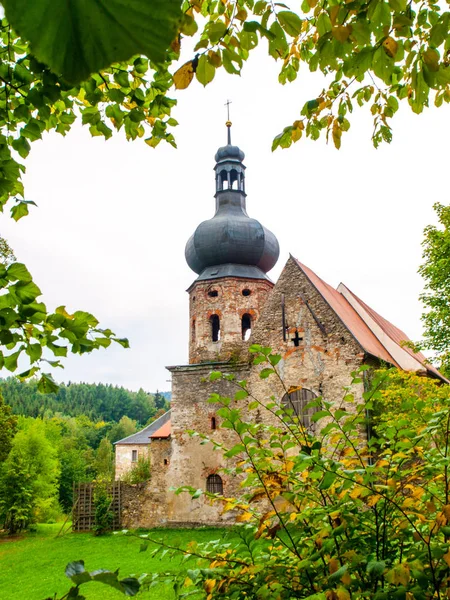 Ruiny bývalého augustiniánského kláštera v Pivon, Česká republika — Stock fotografie