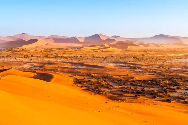 Red dunes of Namib Desert near Sossusvlei, aka Sossus Vlei, Namibia, Africa — Stock Photo, Image