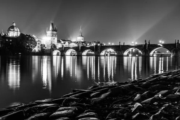 Vltava rzeka i Most Karola, z Old Staromiejska Wieża Mostowa nocą, Praga, Czechy. Światowego dziedzictwa UNESCO — Zdjęcie stockowe