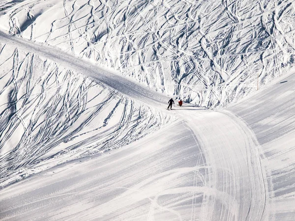 Люди на лижному схилі в гірському курорті в сонячний зимовий ранок — стокове фото