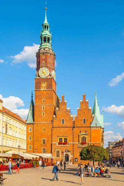 WROCLAW, POLOGNE - CIRCA 2014 : Place principale et hôtel de ville de Wroclaw, Pologne — Photo