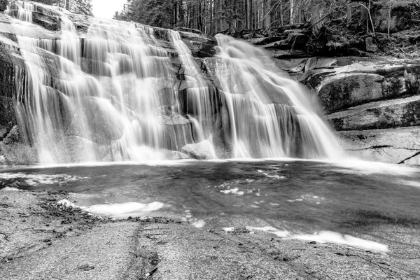 Cascada de Mumlava en otoño, Harrachov, Montañas Gigantes, Parque Nacional Krkonose, República Checa . — Foto de Stock