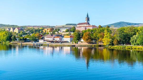 Litomerice 的全景城市景观反映在拉贝河河, 捷克共和国 — 图库照片