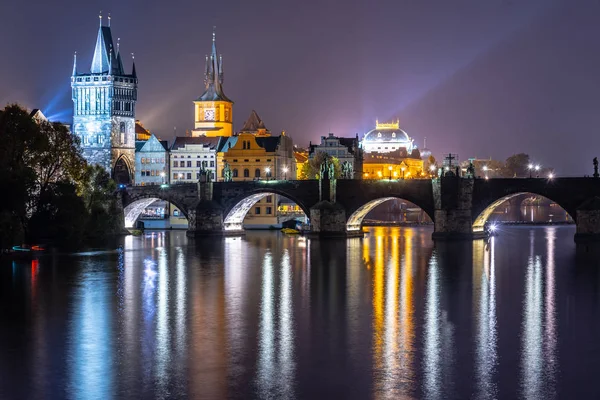 Vltava rzeka i Most Karola, z Old Staromiejska Wieża Mostowa nocą, Praga, Czechy. Światowego dziedzictwa UNESCO — Zdjęcie stockowe