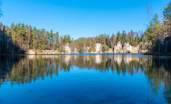 Natural lake in Adrspach rocks on sunny autumn day. Adrspach-Teplice sandstone rock town, Czech Republic — Stock Photo, Image