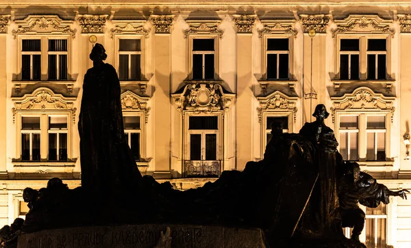 Silhouet van Jan Hus gedenksteen in Old Town Square per nacht. Prague, Tsjechië — Stockfoto