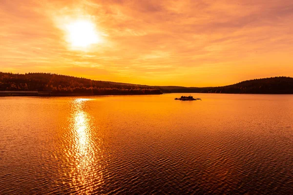 Puesta de sol reflejada en el agua. Presa Josefuv Dul, Montañas Jizera, República Checa — Foto de Stock