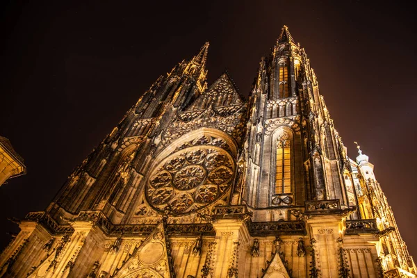 Front view of St. Vitus cathedral in Prague Castle by night, Prague, Czech Republic — Stock Photo, Image