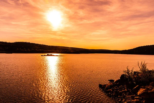 Puesta de sol reflejada en el agua. Presa Josefuv Dul, Montañas Jizera, República Checa — Foto de Stock