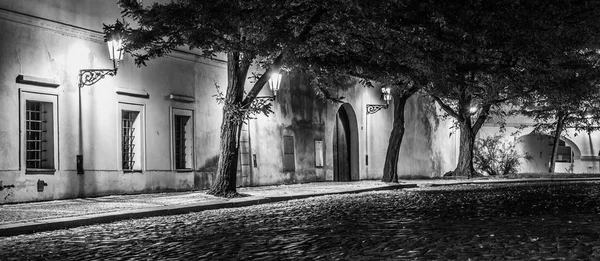 Estrecha calle empedrada en el casco antiguo medieval con casas iluminadas por farolas vintage, Novy svet, Praga, República Checa. Tiro nocturno —  Fotos de Stock