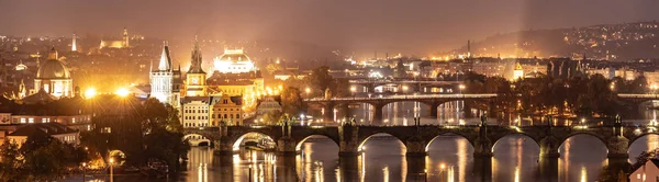 Prags broar över floden Vltava på kvällen, Praha, Tjeckien — Stockfoto